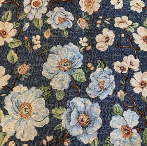 Gobelin med blomster på mørk denim baggrund