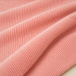 Bredriflet fløjl i gammel rosa, lagt i bløde folder
