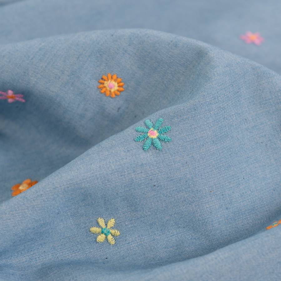 Chambray med broderi - lys denim med blomster - Billede 2