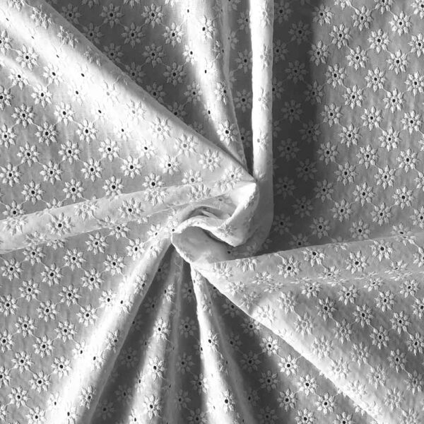 Broderi anglaise – hvid med blomster