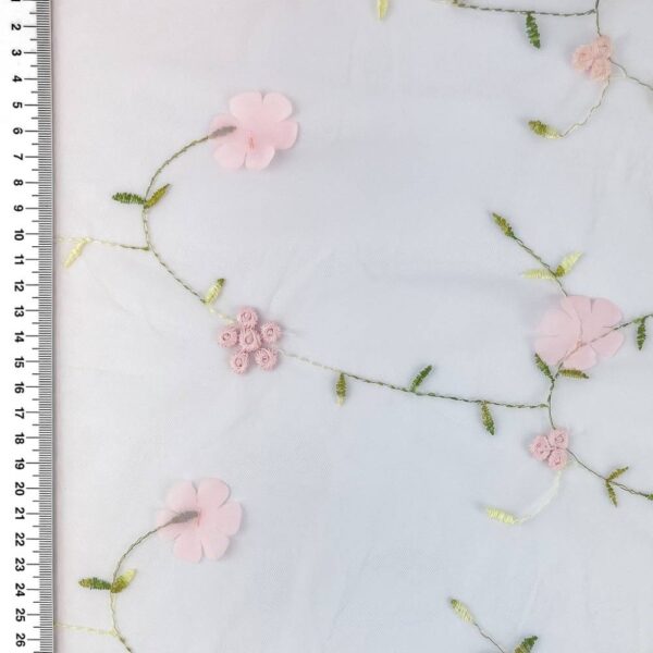 Tyl - broderi og blomster i lyserød