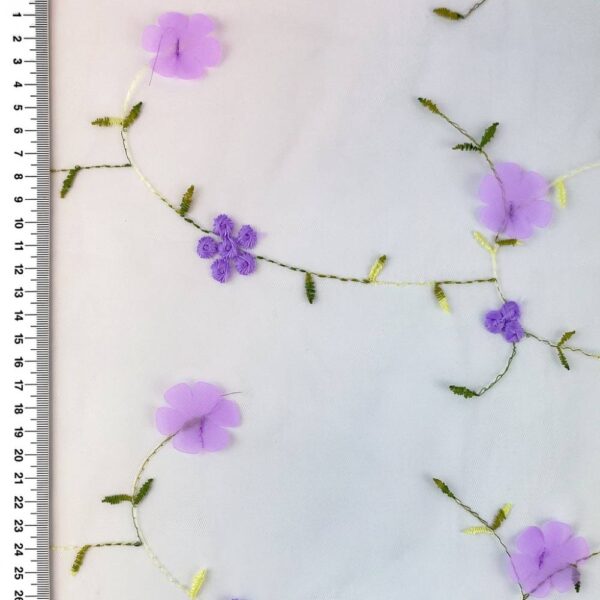 Tyl - broderi og blomster i lavendel