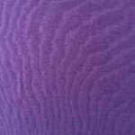 Violet merinould jersey, fladt udlagt, så ribstrikken ses