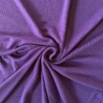 Violet merinould jersey, snoet i en spiral, så faldet ses
