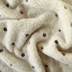 Teddy - Lilla blomster broderi på hvid