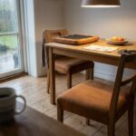 Spisestuestole betrukket med imiteret ruskind i cognac (AI-genereret illustration)
