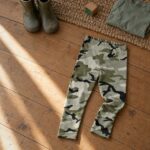 Leggings syet af Grøn camouflage (AI-illustration)