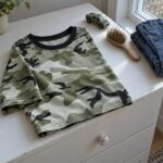 T-shirt syet af Grøn camouflage (AI-illustration)