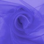 Organza i blåviolet lagt i bløde folder, let og gennemsigtigt stof