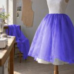 Overskørt af organza i blåviolet på en kjole