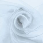 Organza i isblå lagt i bløde folder, let og gennemsigtigt stof