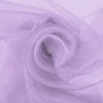 Organza i lavendel lagt i bløde folder, let og gennemsigtigt stof