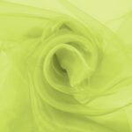 Organza i lime lagt i bløde folder, let og gennemsigtigt stof