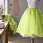 Overskørt af organza i lime på en kjole
