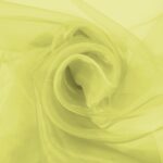 Organza i limegul lagt i bløde folder, let og gennemsigtigt stof