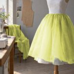 Overskørt af organza i limegul på en kjole