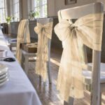 Stolesløjfe af organza i lys fersken til bryllup