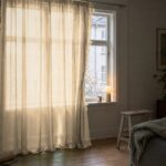 Gardin af organza i lys fersken foran et vindue
