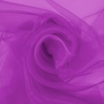 Organza i magenta lagt i bløde folder, let og gennemsigtigt stof