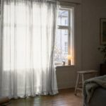 Gardin af organza i råhvid foran et vindue