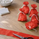 Gaveposer syet af organza i rød