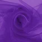 Organza i violet lagt i bløde folder, let og gennemsigtigt stof