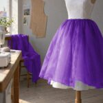 Overskørt af organza i violet på en kjole